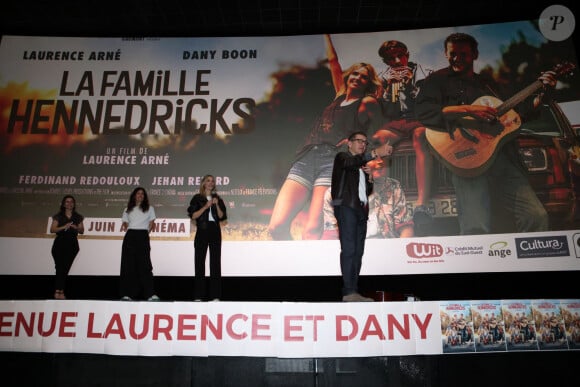 La productrice Caroline Arné, la réalisatrice-actrice Laurence Arné et Dany Boon - Avant-première du film "La Famille Hennedricks" au cinéma CGR Villenave-d'Ornon (Gironde), le 25 mai 2024.