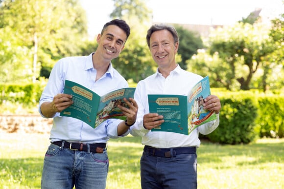 Stéphane Bern pose avec son compagnon Yori Bailleres dans leur propriété du Perche, le collège militaire et royal de Thiron-Gardais, le 24 juin 2023. David Niviere/ABACAPRESS.COM