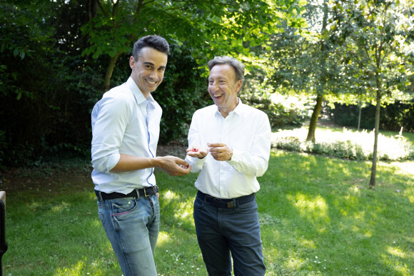 Stéphane Bern assume pleinement les vingt années qui le séparent de Yori.
Stéphane Bern pose avec sa compagne Yori Bailleres dans leur propriété du Perche, le collège militaire et royal de Thiron-Gardais, le 24 juin 2023. David Niviere/ABACAPRESS.COM