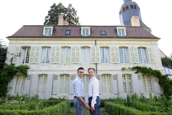 Stéphane Bern et Yori ont officialisé leur histoire d'amour lors de la Gay Pride du 26 juin 2021 à Paris.
Stéphane Bern pose avec sa compagne Yori Baillères dans leur propriété du Perche, le collège militaire et royal de Thiron-Gardais, le 24 juin 2023. David Niviere/ABACAPRESS.COM