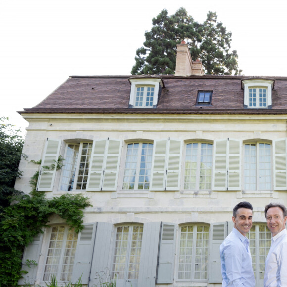 Stéphane Bern et Yori ont officialisé leur histoire d'amour lors de la Gay Pride du 26 juin 2021 à Paris.
Stéphane Bern pose avec sa compagne Yori Baillères dans leur propriété du Perche, le collège militaire et royal de Thiron-Gardais, le 24 juin 2023. David Niviere/ABACAPRESS.COM