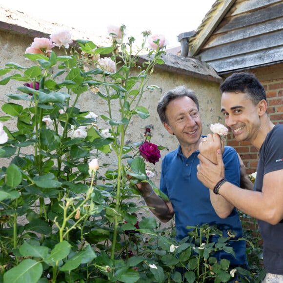 Stéphane Bern pose avec sa compagne Yori Bailleres dans leur propriété du Perche, le collège militaire et royal de Thiron-Gardais, le 24 juin 2023. David Niviere/ABACAPRESS.COM