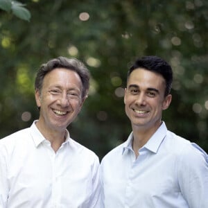 En couple depuis 2021, ils vivent ensemble dans la propriété du Perche de l'animateur royal.
Stéphane Bern pose avec sa compagne Yori Bailleres dans leur propriété du Perche, le collège militaire et royal de Thiron-Gardais, le 24 juin 2023. David Niviere/ABACAPE