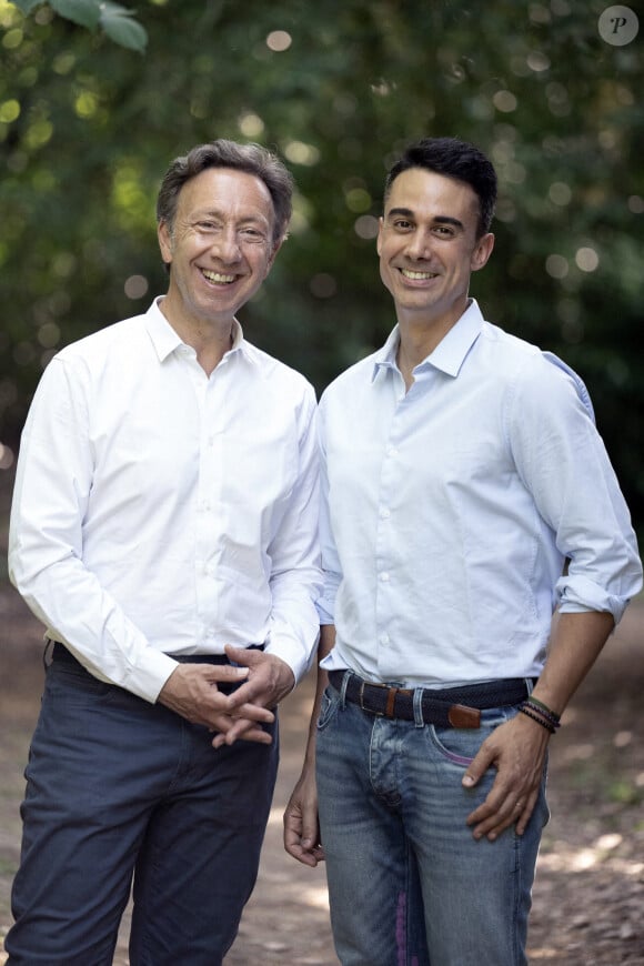 En couple depuis 2021, ils vivent ensemble dans la propriété du Perche de l'animateur royal.
Stéphane Bern pose avec sa compagne Yori Bailleres dans leur propriété du Perche, le collège militaire et royal de Thiron-Gardais, le 24 juin 2023. David Niviere/ABACAPE