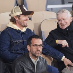 Il n'était pas la seule personnalité présente
Philippe Lacheau et son père Gerard Lacheau - Célébrités dans les tribunes des Internationaux de France de tennis de Roland Garros 2024 à Paris le 26 mai 2024. © Moreau-Jacovides/Bestimage 