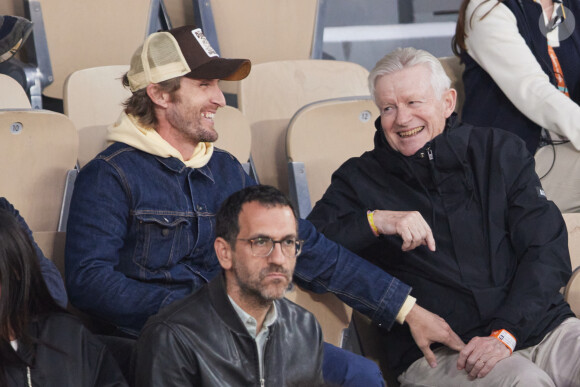 Il n'était pas la seule personnalité présente
Philippe Lacheau et son père Gerard Lacheau - Célébrités dans les tribunes des Internationaux de France de tennis de Roland Garros 2024 à Paris le 26 mai 2024. © Moreau-Jacovides/Bestimage 