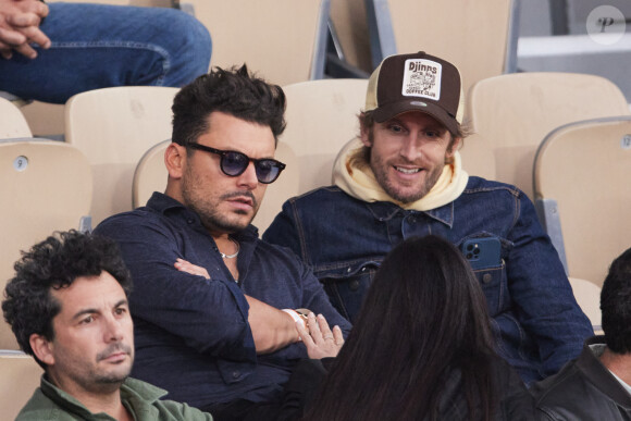 Kev Adams et Philippe Lacheau étaient aussi là
Kev Adams et Philippe Lacheau - Célébrités dans les tribunes des Internationaux de France de tennis de Roland Garros 2024 à Paris le 26 mai 2024. © Moreau-Jacovides/Bestimage