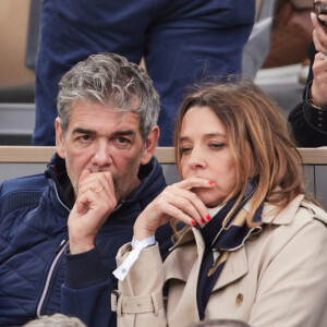 Tout comme Xavier de Moulins et sa femme Anaïs Bouton
Xavier de Moulins et sa femme Anaïs Bouton - Célébrités dans les tribunes des Internationaux de France de tennis de Roland Garros 2024 à Paris le 26 mai 2024. © Moreau-Jacovides/Bestimage 