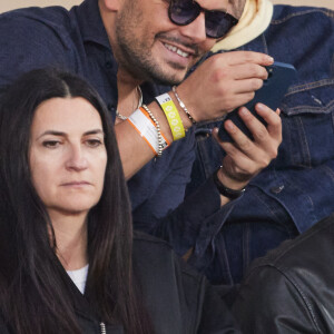 Kev Adams et Philippe Lacheau - Célébrités dans les tribunes des Internationaux de France de tennis de Roland Garros 2024 à Paris le 26 mai 2024. © Moreau-Jacovides/Bestimage 