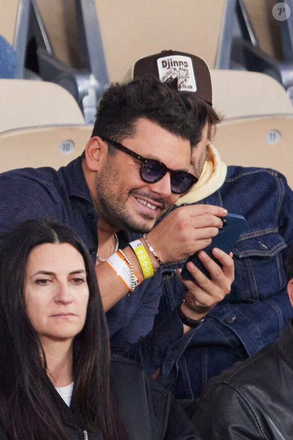 Kev Adams et Philippe Lacheau - Célébrités dans les tribunes des Internationaux de France de tennis de Roland Garros 2024 à Paris le 26 mai 2024. © Moreau-Jacovides/Bestimage 