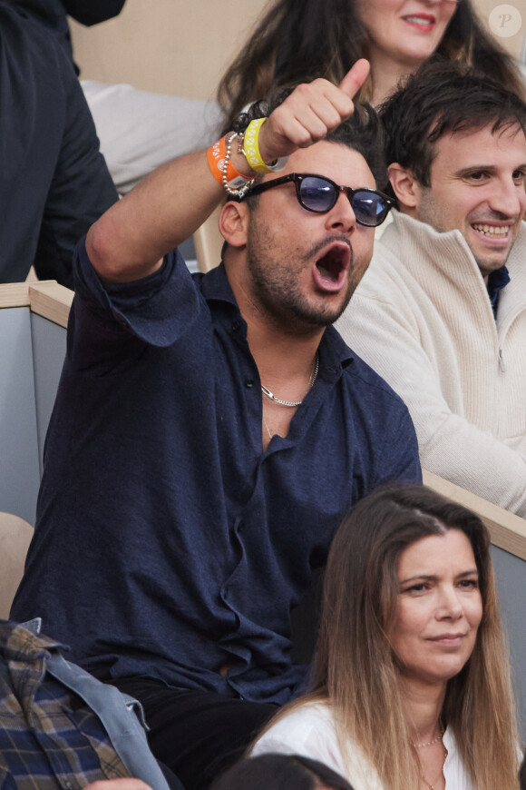 Kev Adams - Célébrités dans les tribunes des Internationaux de France de tennis de Roland Garros 2024 à Paris le 26 mai 2024. © Moreau-Jacovides/Bestimage 