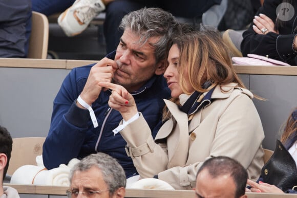 Xavier de Moulins et sa femme Anaïs Bouton - Célébrités dans les tribunes des Internationaux de France de tennis de Roland Garros 2024 à Paris le 26 mai 2024. © Moreau-Jacovides/Bestimage 