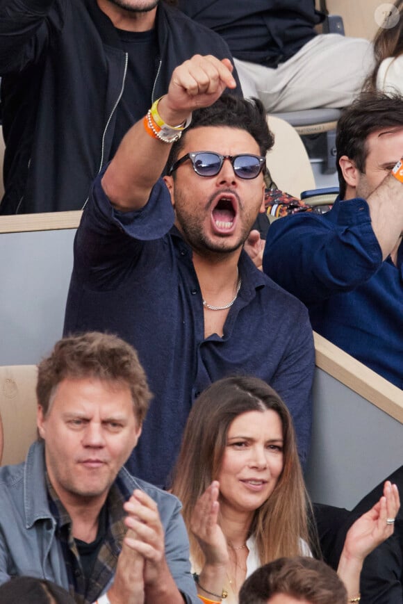 Kev Adams - Célébrités dans les tribunes des Internationaux de France de tennis de Roland Garros 2024 à Paris le 26 mai 2024. © Moreau-Jacovides/Bestimage 