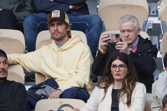 Philippe Lacheau et son père Gérard Lacheau - Célébrités dans les tribunes des Internationaux de France de tennis de Roland Garros 2024 à Paris le 26 mai 2024. © Moreau-Jacovides/Bestimage 