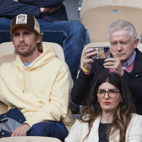 Philippe Lacheau et son père Gérard Lacheau - Célébrités dans les tribunes des Internationaux de France de tennis de Roland Garros 2024 à Paris le 26 mai 2024. © Moreau-Jacovides/Bestimage 