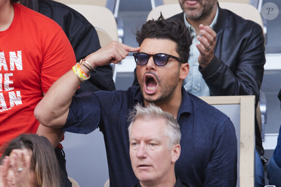 Kev Adams et son frère Lirone - Célébrités dans les tribunes des Internationaux de France de tennis de Roland Garros 2024 à Paris le 26 mai 2024. © Moreau-Jacovides/Bestimage 