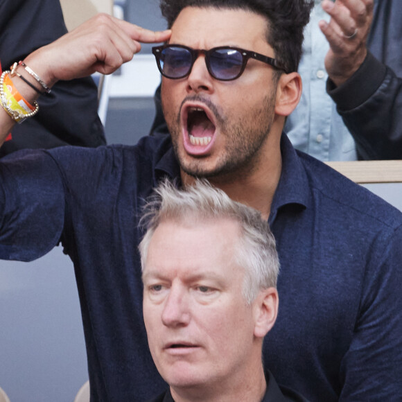 Kev Adams et son frère Lirone - Célébrités dans les tribunes des Internationaux de France de tennis de Roland Garros 2024 à Paris le 26 mai 2024. © Moreau-Jacovides/Bestimage 