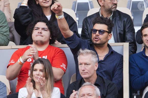 Kev Adams et son frère Lirone - Célébrités dans les tribunes des Internationaux de France de tennis de Roland Garros 2024 à Paris le 26 mai 2024. © Moreau-Jacovides/Bestimage 