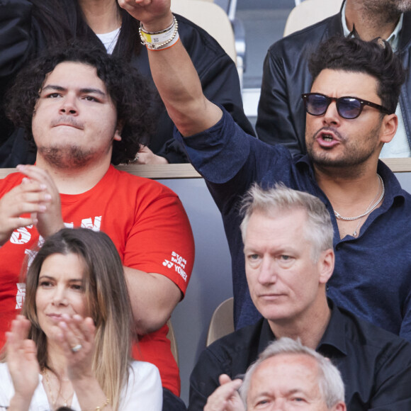 Kev Adams et son frère Lirone - Célébrités dans les tribunes des Internationaux de France de tennis de Roland Garros 2024 à Paris le 26 mai 2024. © Moreau-Jacovides/Bestimage 