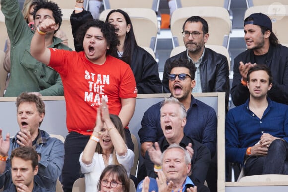 Kev Adams et son frère Lirone - Célébrités dans les tribunes des Internationaux de France de tennis de Roland Garros 2024 à Paris le 26 mai 2024. © Moreau-Jacovides/Bestimage 