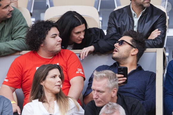 Kev Adams et son frère Lirone - Célébrités dans les tribunes des Internationaux de France de tennis de Roland Garros 2024 à Paris le 26 mai 2024. © Moreau-Jacovides/Bestimage 