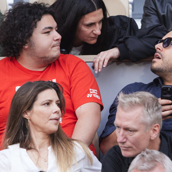 Kev Adams et son frère Lirone - Célébrités dans les tribunes des Internationaux de France de tennis de Roland Garros 2024 à Paris le 26 mai 2024. © Moreau-Jacovides/Bestimage 