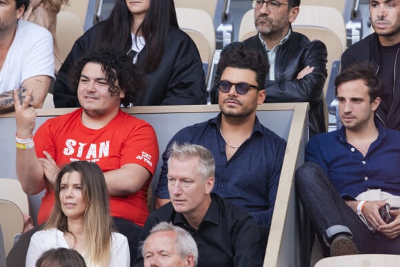 Kev Adams et son frère Lirone - Célébrités dans les tribunes des Internationaux de France de tennis de Roland Garros 2024 à Paris le 26 mai 2024. © Moreau-Jacovides/Bestimage 