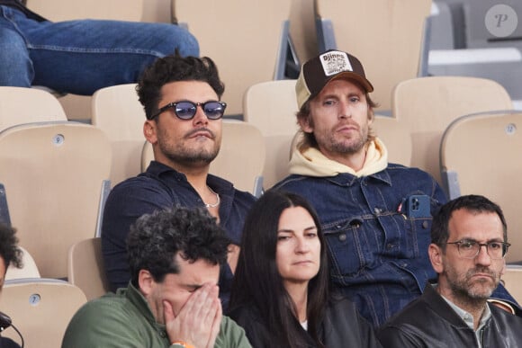 Kev Adams et Philippe Lacheau - Célébrités dans les tribunes des Internationaux de France de tennis de Roland Garros 2024 à Paris le 26 mai 2024. © Moreau-Jacovides/Bestimage 