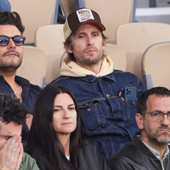 Kev Adams et Philippe Lacheau - Célébrités dans les tribunes des Internationaux de France de tennis de Roland Garros 2024 à Paris le 26 mai 2024. © Moreau-Jacovides/Bestimage 