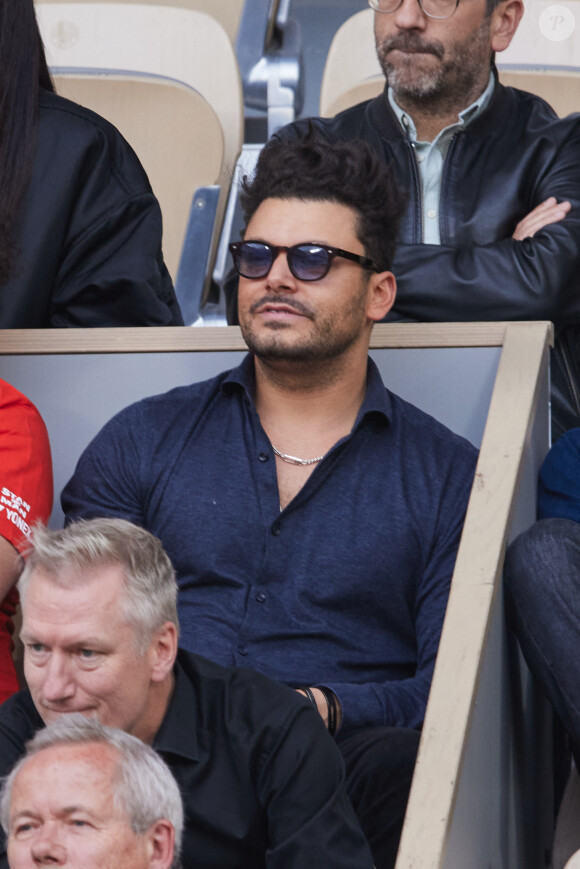 Kev Adams - Célébrités dans les tribunes des Internationaux de France de tennis de Roland Garros 2024 à Paris le 26 mai 2024. © Moreau-Jacovides/Bestimage  Celebrities in the stands of the French Open tennis tournament at Roland Garros 2024 in Paris on May 26, 2024.