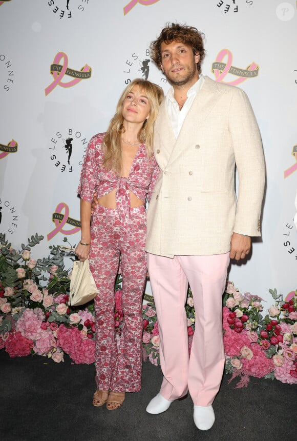 Victoria Monfort et son compagnon Hugo Cremaschi - Photocall du 4ème gala de charité de l'association "Les Bonnes Fées" à l'occasion de la campagne mondiale "Octobre Rose" à l'hôtel Peninsula, Paris le 5 octobre 2023. © Coadic Guirec/Bestimage