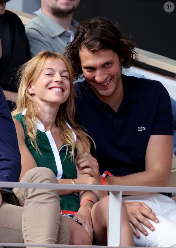 Victoria Monfort et son compagnon Hugo Cremaschit - Célébrités dans les tribunes des internationaux de France de Roland Garros à Paris le 1er juin 2022. © Cyril Moreau - Dominique Jacovides/Bestimage 