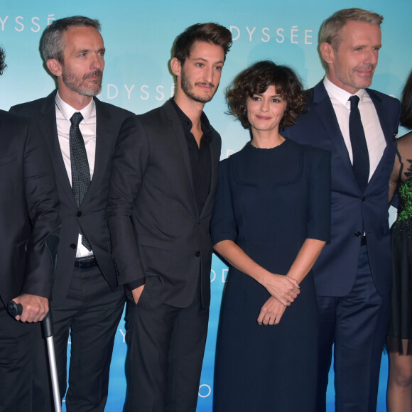 Vincent Heneine (habillé en Fendi), Jérôme Salle (réalisateur), Pierre Niney (habillé en Dior et montre Montblanc), Audrey Tautou, Lambert Wilson et Chloé Hirschman - Avant-première du film "L'Odyssée" au cinéma UGC Normandie à Paris, le 3 octobre 2016. © Giancarlo Gorassini/Bestimage