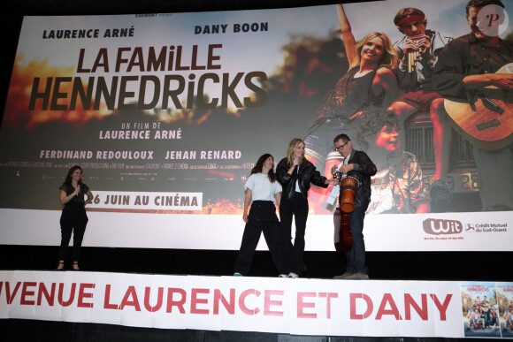 La productrice Caroline Arné, la réalisatrice-actrice laurence Arné et Dany Boon - Avant-première du film "La Famille Hennedricks" au cinéma CGR Villenave-d'Ornon (Gironde), le 25 mai 2024.  