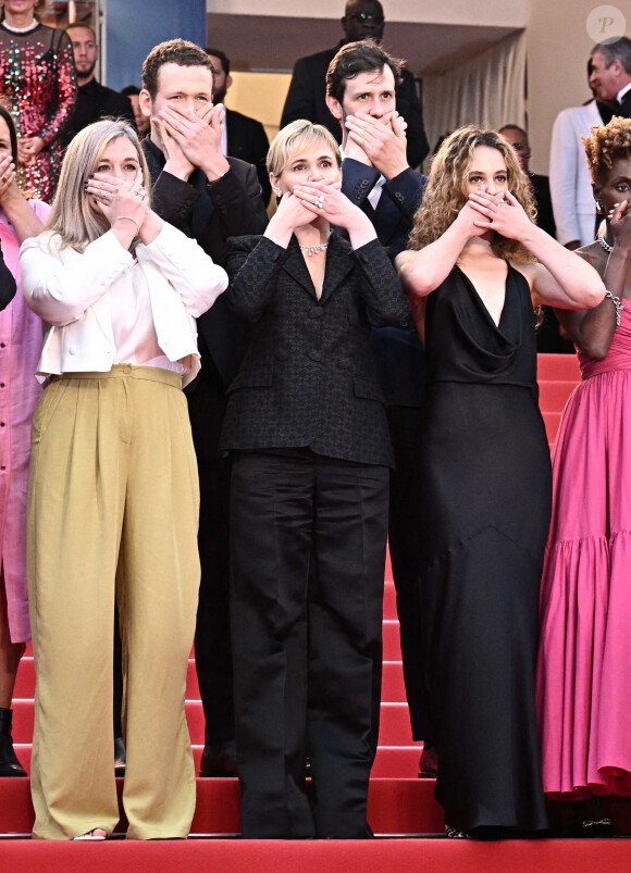 Judith Godréche pour son court-métrage "Moi aussi" au 77e Festival de Cannes, avec sa fille Tess Barthélemy et son fils Noé. Photo de David Niviere/ABACAPRESS.COM