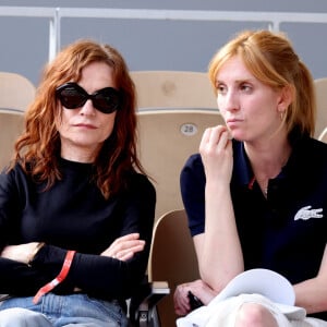 Elle a d'ailleurs suivi les traces de sa mère en devenant elle aussi actrice
Isabelle Huppert avec sa fille Lolita Chammah - Les célébrités dans les tribunes lors des internationaux de France de Tennis de Roland Garros 2022 à Paris, France, le 2 juin 2022. © Dominique Jacovides/Bestimage 