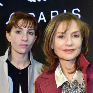 Lolita Chammah est la fille de l'illustre actrice française Isabelle Huppert
Isabelle Huppert et sa fille Lolita Chammah au défilé de mode "Agnès b" PAP automne/hiver au Palais de Tokyo à Paris © Giancarlo Gorassini / Bestimage 