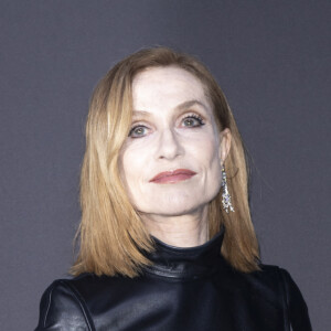 Isabelle Huppert - Photocall du dîner "Women in Motion" par le groupe Kering, Place de la Castre, lors du 77ème Festival International du Film de Cannes le 19 mai 2024. © Olivier Borde/Bestimage 