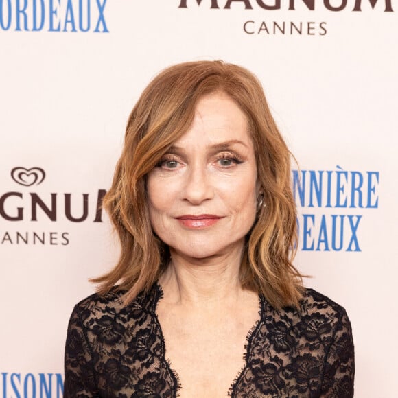 Isabelle Huppert - Photocall de la soirée du film "La Prisonnière de Bordeaux" sur la plage Magnum lors du 77ème Festival International du Film de Cannes, France, le 18 mai 2024. © Jeremy Melloul / Magnum Cannes via Bestimage   