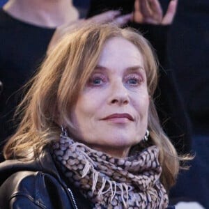 Isabelle Huppert - Célébrités dans les tribunes lors du quart de finale aller de Ligue des champions: Le PSG s'est incliné à domicile face au FC Barcelone (2-3) au Parc des Princes à Paris le 10 avril 2024. © Cyril Moreau/Bestimage 