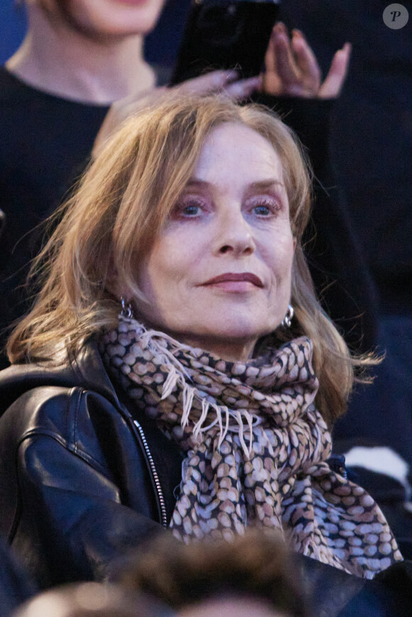 Isabelle Huppert - Célébrités dans les tribunes lors du quart de finale aller de Ligue des champions: Le PSG s'est incliné à domicile face au FC Barcelone (2-3) au Parc des Princes à Paris le 10 avril 2024. © Cyril Moreau/Bestimage 