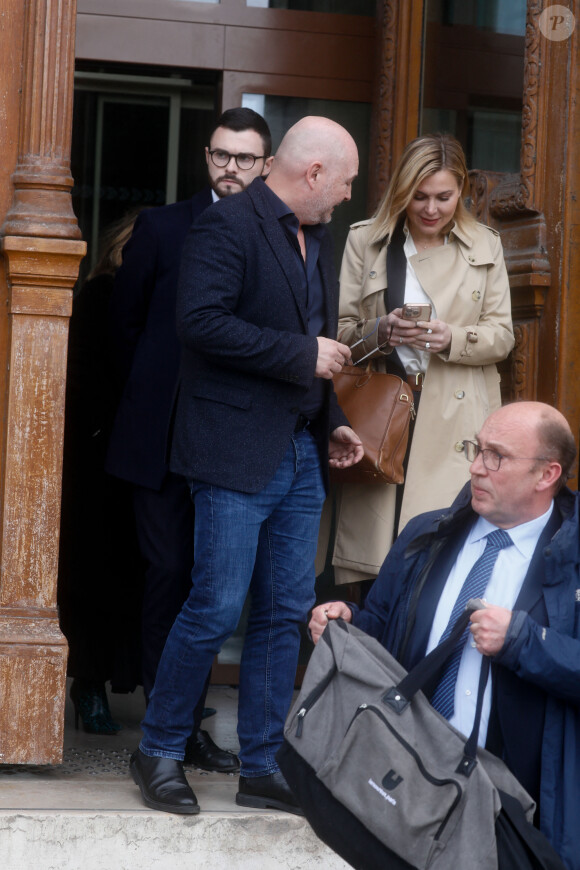 Sébastien Cauet et sa compagne Nathalie Dartois - Suspendu de l'antenne après une enquête pour viol, Sébastien Cauet réclame en justice son retour sur NRJ au tribunal de commerce de Paris, France, le 18 mars 2024. © Christiophe Clovis/Bestimage