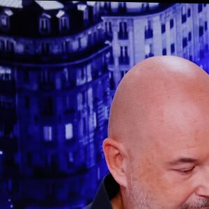 Captures d'écran - Sébastien Cauet est venu s'expliquer et affirmer son innocence sur le plateau de BFM TV à propos des accusations de viols et d'agressions sexuelles par trois femmes dont une mineure au moment des faits. Le 10 décembre 2023.