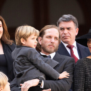 Depuis 10 ans, il est l'époux de Tatiana Santo Domingo. Ensemble, ils ont trois enfants.
Sacha Casiraghi, Andrea Casiraghi et Tatiana Santo Domingo assistent aux célébrations de la fête nationale de Monaco dans la cour du Palais de Monaco le 19 novembre 2022 à Monte-Carlo, Monaco. Photo par David Niviere/ABACAPRESS.COM