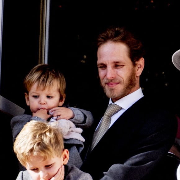 Tatiana Santo Domingo, Andrea Casiraghi et des enfants posant sur le balcon du Palais lors des célébrations de la fête nationale monégasque à Monaco, le 19 novembre 2019. Photo par Robin Utrecht/ABACAPRESS.COM