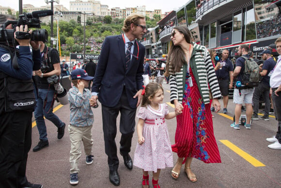 En 2019, Tatiana était la citoyenne la plus riche de Monaco.
Andrea Casiraghi, Tatiana Santo Domingo, Alexandre Andrea Stefano Casiraghi, India Casiraghi se promènent dans la voie des stands lors du 77e Grand Prix de Monaco, à Monaco, le 26 mai 2019. Photo par Marco Piovanotto/ABACAPRESS.COM