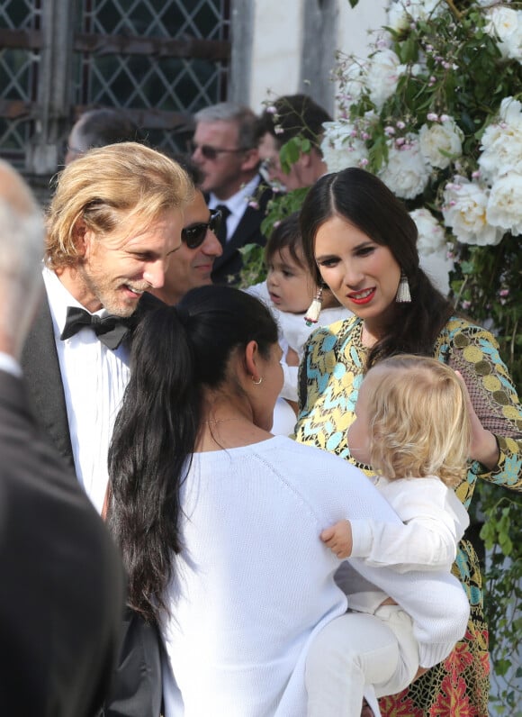 Tatiana Santo Domingo est une riche héritière dont la fortune dépasse le milliard et demi d'euros.
Andrea Casiraghi, sa femme Tatiana Santo Domingo et leur fils Sacha - Mariage de Noor Farès et Alexandre Khawam en l'église Sainte-Catherine de Honfleur, le 13 juin 2015.