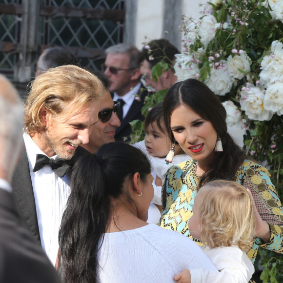 Tatiana Santo Domingo est une riche héritière dont la fortune dépasse le milliard et demi d'euros.
Andrea Casiraghi, sa femme Tatiana Santo Domingo et leur fils Sacha - Mariage de Noor Farès et Alexandre Khawam en l'église Sainte-Catherine de Honfleur, le 13 juin 2015.