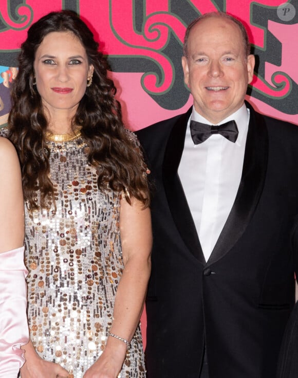 Elle est même alors deux fois plus riche que le Prince Albert, l'oncle de son mari.
Tatiana Santo Domingo, le prince Albert II de Monaco au Bal de la Rose 2023 sur le thème "Bollywood" à la salle des étoiles à Monaco le 25 mars 2023. © Olivier Huitel / Pool / Bestimage 