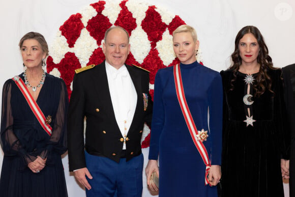 Dans la principauté ou un habitant sur trois est millionnaire, elle ne dépare pas...
La princesse Caroline de Hanovre, Le prince Albert II de Monaco, La princesse Charlène de Monaco et Tatiana Santo Domingo - Arrivées à la soirée de gala de la Fête Nationale Monégasque au Grimaldi Forum le 19 novembre 2022. © Olivier Huitel / Pool Monaco / 